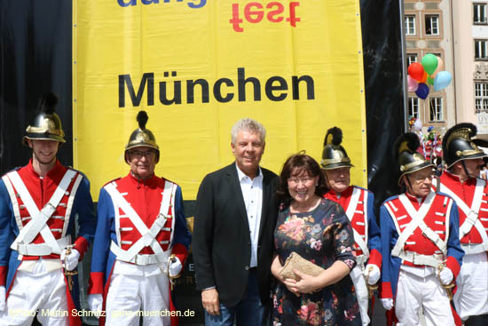 Oberbürgermeister Dieter Reiter mit Frau auf dem Marienplatz beim Stadtgründungsfest München 2019 (©Foto:Martin Schmitz)